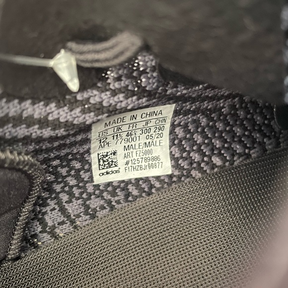 BNIB Men’s Yeezy Boost 350 V2 Carbon BNIB - Picture 8 of 9